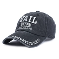 Dettaglio del ricamo 3D VAIL 1962 e della trama in cotone lavato sul cappello grigio - Regolabile / Nero