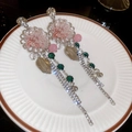 Dettaglio di orecchini floreali con petali rosa, pietre verdi e nappe di strass - Rosa Verde (Ago d'argento)
