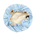Détail du cordon élastique réglable sur le bonnet de nuit en satin bleu ciel doublé - Nouvelle Boucle Plate / Bleu Ciel
