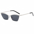 Occhiali da sole geometrici cat-eye con montatura in metallo argento e lenti grigie - Montatura Argento Lente Grigio Nero