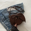 Bolso bandolera marrón oscuro en forma de corazón con alas de murciélago y cordones - Marrón