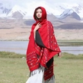 Poncho à capuche rouge avec motifs géométriques colorés et détails de franges tressées - LM265 Style Ethnique - Rouge Vif