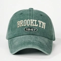 Berretto vintage in cotone lavato verde scuro con ricamo Brooklyn 1947 su sfondo bianco - Taglia unica / Verde Scuro