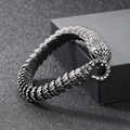 Gros plan sur la texture d'écailles de serpent et le fermoir tête sur bracelet en acier - 20cm / Argent Antique (KB146483-BDJX)