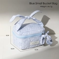 Beauty case a secchiello azzurro con ricami floreali e manico a forma di fiocco - Piccola Borsa a Barile / Blu