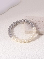 Dettaglio del bracciale elastico con perline d'argento lucido da 8 mm e perle bianche - Bracciale elastico con perline / Bianco/Argento