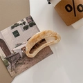Große cremefarbene Marmor-Haarklammer aus Acetat mit Halbmond-Design und Goldetikett - Gelb Blumig