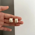 Minimalistische cremeweiße Emaille-Creolen mit goldenem Metallstreifen-Akzent - Ohrringe (Ohrloch) / Creme