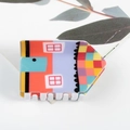 Pince à cheveux en forme de maison avec motifs géométriques colorés et dents blanches - Maison en Collage Géométrique Coloré