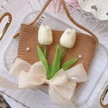 Französische Strohtasche zum Umhängen mit Tulpen und cremefarbener Schleife für den Strand - A13 Weiße Blume Umhängetasche