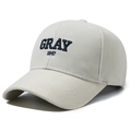 Beige Baumwoll-Baseballkappe mit marineblauer GRAY 1947 Stickerei in 45-Grad-Seitenansicht - Verstellbar / Weiß