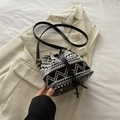 Secchiello retrò etnico con motivo geometrico intrecciato bianco e nero e dettagli oro - Intreccio Geometrico Bianco E Nero