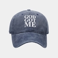 Détail de la casquette de baseball en denim délavé bleu foncé avec broderie blanche - Réglable / Bleu marine