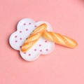 Mini baguettes françaises en résine sur assiette à pois pour maison de poupée - Baguette à la Crème Pâtissière / Grande Taille (3.8cm*1.0cm)