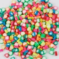 Makroaufnahme bunter Herzperlen aus Fimo für die DIY-Schmuckherstellung - Verlauf Herz