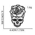 Detailweergave van afmetingen van een schedel en roos geborduurde patch in zwart en wit - Schedel Roos (4#)