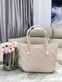 Detalle del bolso de playa de EVA beige impermeable con textura de rombos y agujeros - Blanco Roto