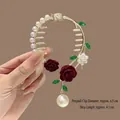 Elegante fermaglio per capelli retrò con rose di stoffa rosso scuro e nappa di perle - J49 Rosa Rossa Fibbia per Coda di Cavallo