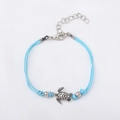 Détail de la chevillère tressée bleue avec pendentif tortue argenté et chaîne réglable - Bleu - Style Chaîne d'Extension