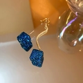 Pendientes asimétricos con cristales azul oscuro y detalles de cadena dorada fina - Estilo Asimétrico (39#)