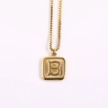 Goldene quadratische Alphabet B Halskette mit Boxkette für Damen im minimalistischen Stil - Buchstabe B