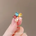Broche fleur à cinq pétales avec cristaux colorés et serti griffes dorées, 2,3 cm - Fleur Colorée à Cinq Pétales (0260) / Env. 2.3x2.3cm
