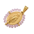 Détail du pendentif ovale plaqué or 18K avec figure en relief et perles violettes - Cristal Violet Doré