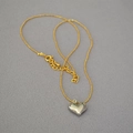 Collar de cadena de bolas doradas con colgante de corazón 3D plateado en tela gris - Cadena dorada con corazón plateado