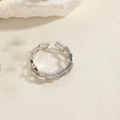 Dettaglio dell'anello regolabile argento con maglie geometriche impreziosite da cristalli - Placcato Argento Quadrato Geometrico