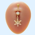 Dettaglio del piercing all'ombelico a fiocco di neve dorato con pietre di zircone - Fiocco di Neve Pendente (#6)