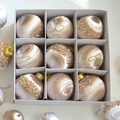 Weihnachtskugeln aus Champagner-Seidensatin mit Pailletten im 9-Fächer-Geschenkkarton - Champagner 9-teiliges Set - 8cm