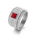 Anello hip-hop da uomo in argento con gemma rossa quadrata e pavé di cristalli bianchi - US 7 / Acciaio + Pietra Rossa