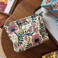 Detalle de estuche de algodón con flores vintage y etiqueta sobre escritorio de madera - Estampado Floral Blanco Rosa