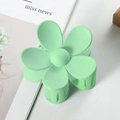 Molla per capelli a fiore verde chiaro opaco dal design minimalista su una rivista - 7cm / verde chiaro