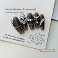 Vista macro di strass per unghie marquise 2x4mm con cristalli bianchi a fondo piatto - Marquise Bianco 2x4 (XY-1000)