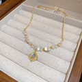 Dettaglio macro della collana vintage francese con perle barocche e pietra di luna - Collana di perle sogno di smalto