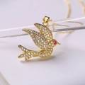 Collar con colgante de pájaro dorado con piedras brillantes sobre fondo de libro - Estilo 3-Pájaro con alas extendidas