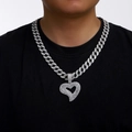 Dettaglio di una collana a catena cubana argento con ciondolo a cuore in strass - Ciondolo Argento Con Catena Cubana Da 18 Pollici (45CM)
