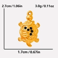 Vue détaillée du pendentif tortue en or 18k avec dimensions 2,7x1,7cm et pierres noires - Or + Strass Noir