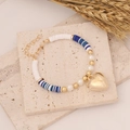Bracciale bohémien in argilla con perle bianche e grande ciondolo a cuore dorato - Blu Misto (2#)