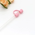 Primo piano del tappo antipolvere in silicone rosa e del connettore per cannuccia - 8mm / Rosa Chiaro