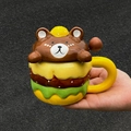 Dettaglio di una tazza creativa in ceramica a forma di burger con coperchio a orsetto - Tazza Hamburger + Coperchio Orso + Cucchiaio a Sfera