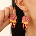 Boucles d'oreilles rétro en acrylique motif basket et flammes rouges et jaunes vives - Blanc K Basket (10840)