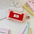 Dettaglio dell'astuccio in tela a scacchi rossi con tasca zip e toppa ricamata - Rosso (Quadretti Rossi)