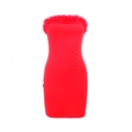 Dettaglio di abito rosso aderente con elegante bordo in piume sulla scollatura - S / Rosso