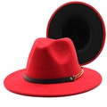Details des roten Wollhutes mit schwarzem Lederband und goldener Kettendeko - M (56-58cm) / Rot und Schwarz