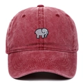 Dettaglio del ricamo elefante su un berretto in cotone rosso lavato vintage - Regolabile / Borgogna
