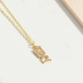 Detail van een gouden ketting met een sprankelende SEXY letterhanger van strass-steentjes - SEXY Letter Hanger / Sexy