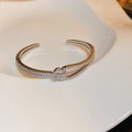 Bracciale rigido argento con cristalli pavé e un elegante design a nodo - Bracciale Incrociato Pavé di Strass / Argento