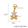 Goldener Bärenanhänger aus Edelstahl mit weißen Zirkonia und einem Herzstein am Verschluss - Goldener sitzender Bär Zirkonia-Anhänger